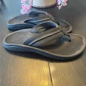 OLUKAI Black Stitch-Detail Flip Flop Sandals